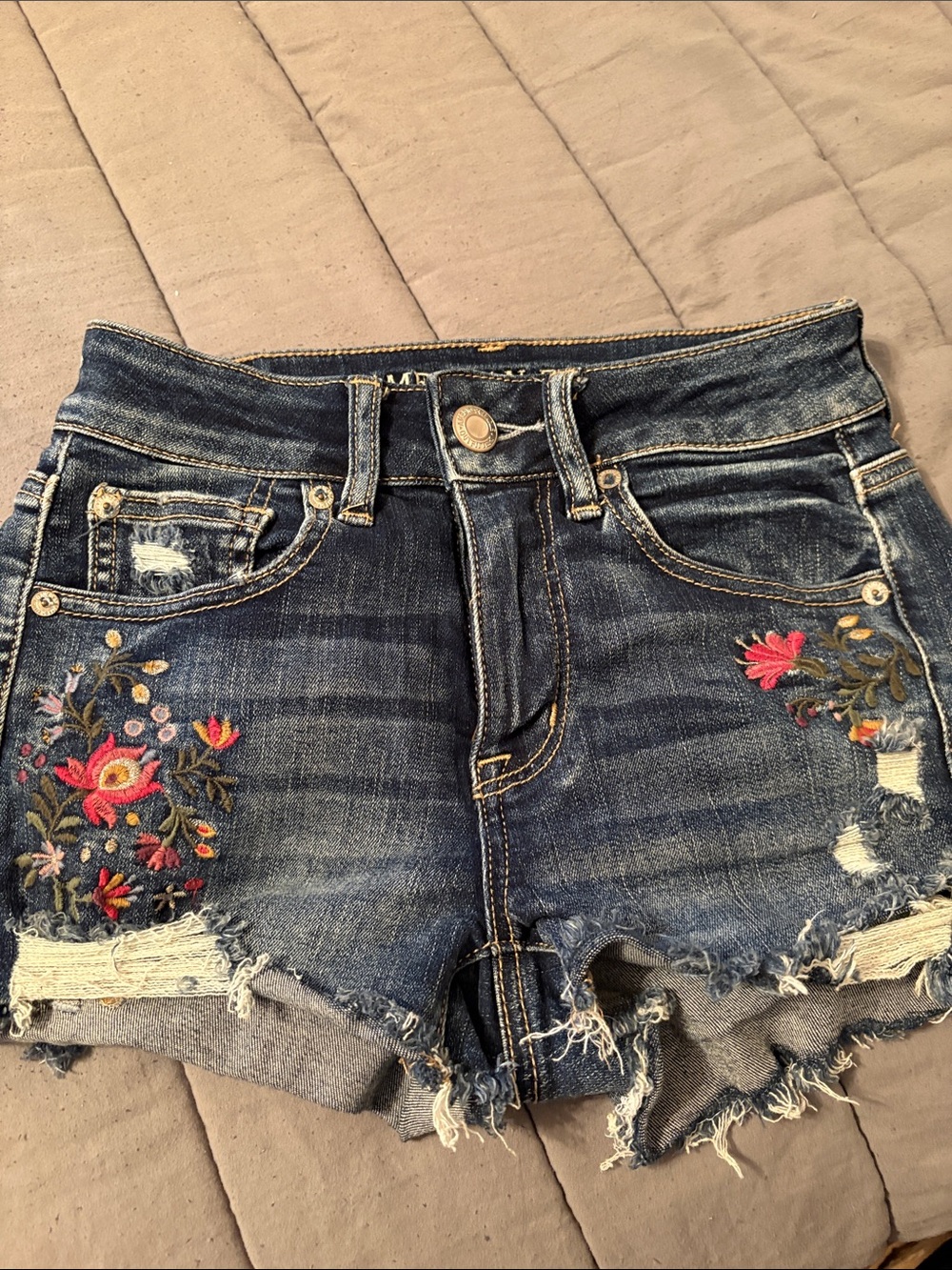 American Eagle Floral Embroidered High Rise Shortie Jean Short Size 2 Dark Wash‎